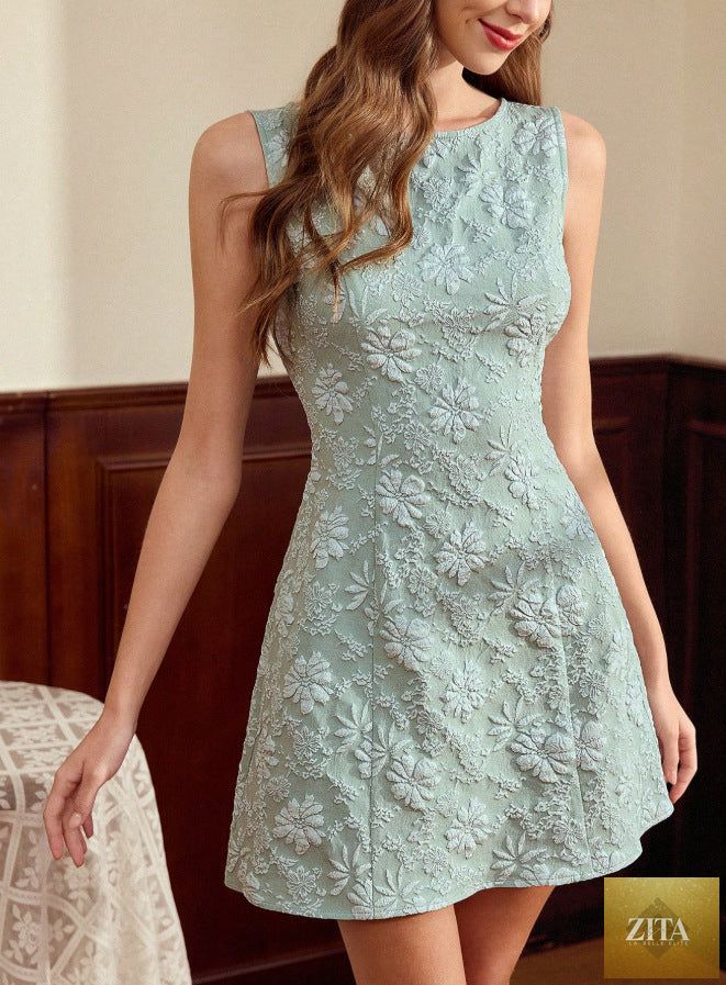 Women's Zita La Belle Elite sleeveless jacquard midi dress with slim fit and minimalist French style, detailed fabric pattern.