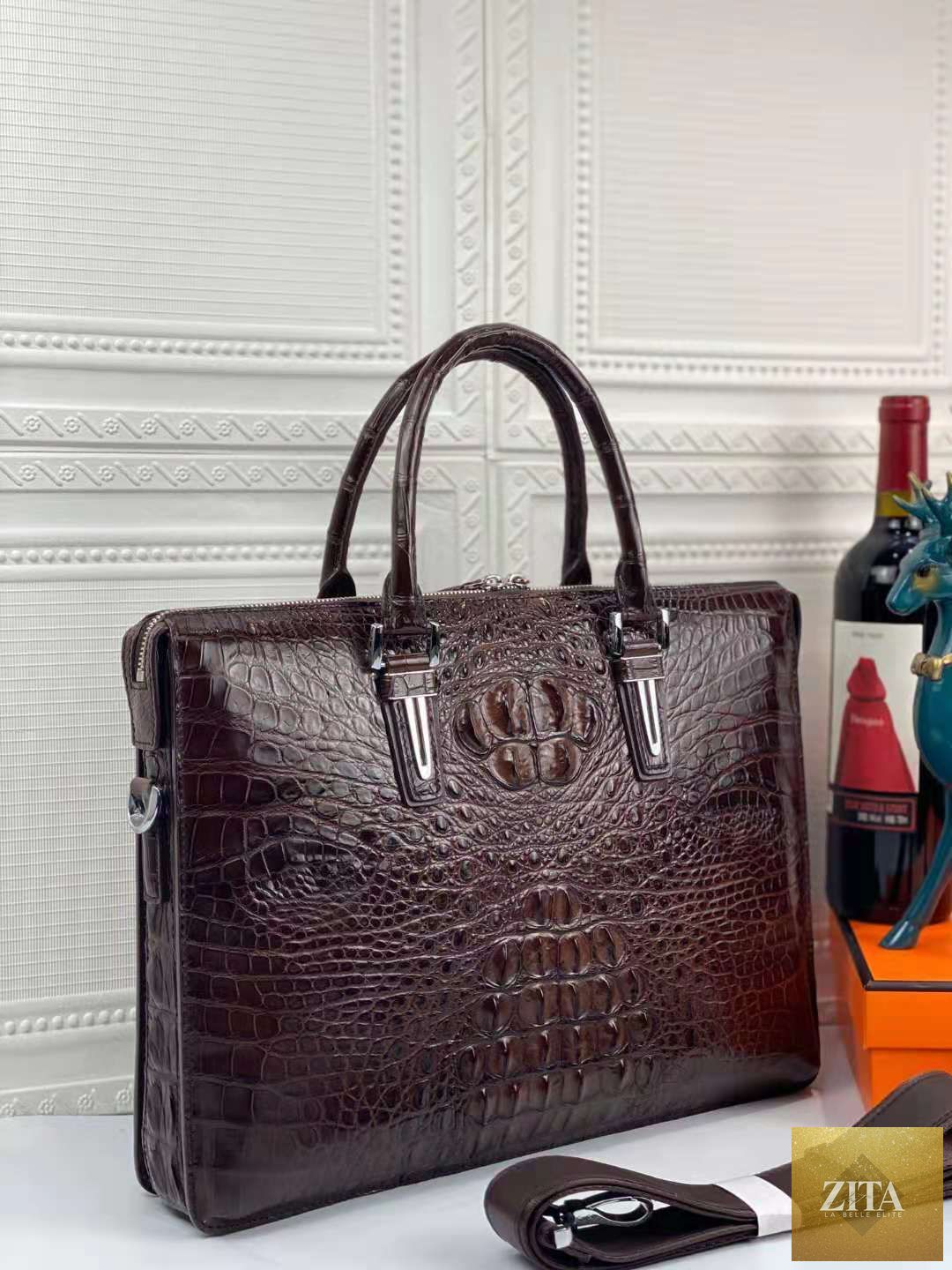 Luxury crocodile laptop messenger bag for men by Zita La Belle Elite, showcasing its elegant leather design and sturdy strap.