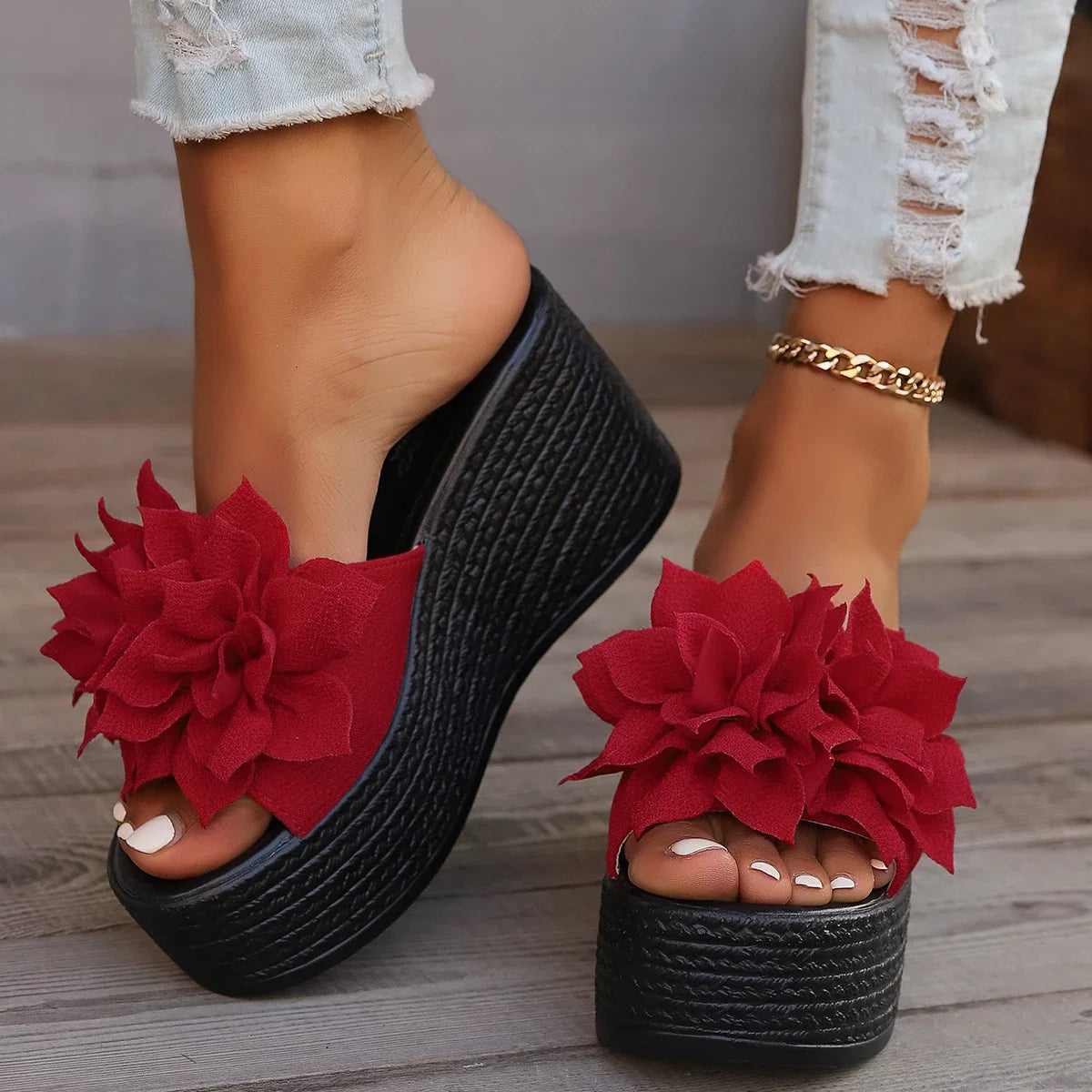 Women’s platform slippers with floral design, high wedge heels, summer beach style, casual and fashionable sandals for women.