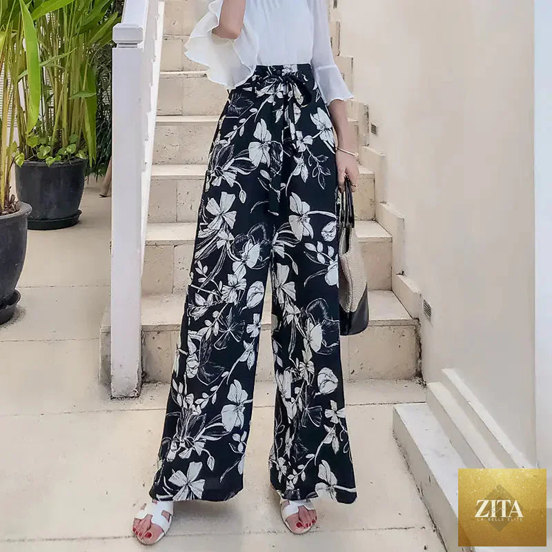 Bohemian wide-leg beach pants for women in lightweight fabric, featuring relaxed fit and boho-inspired design.