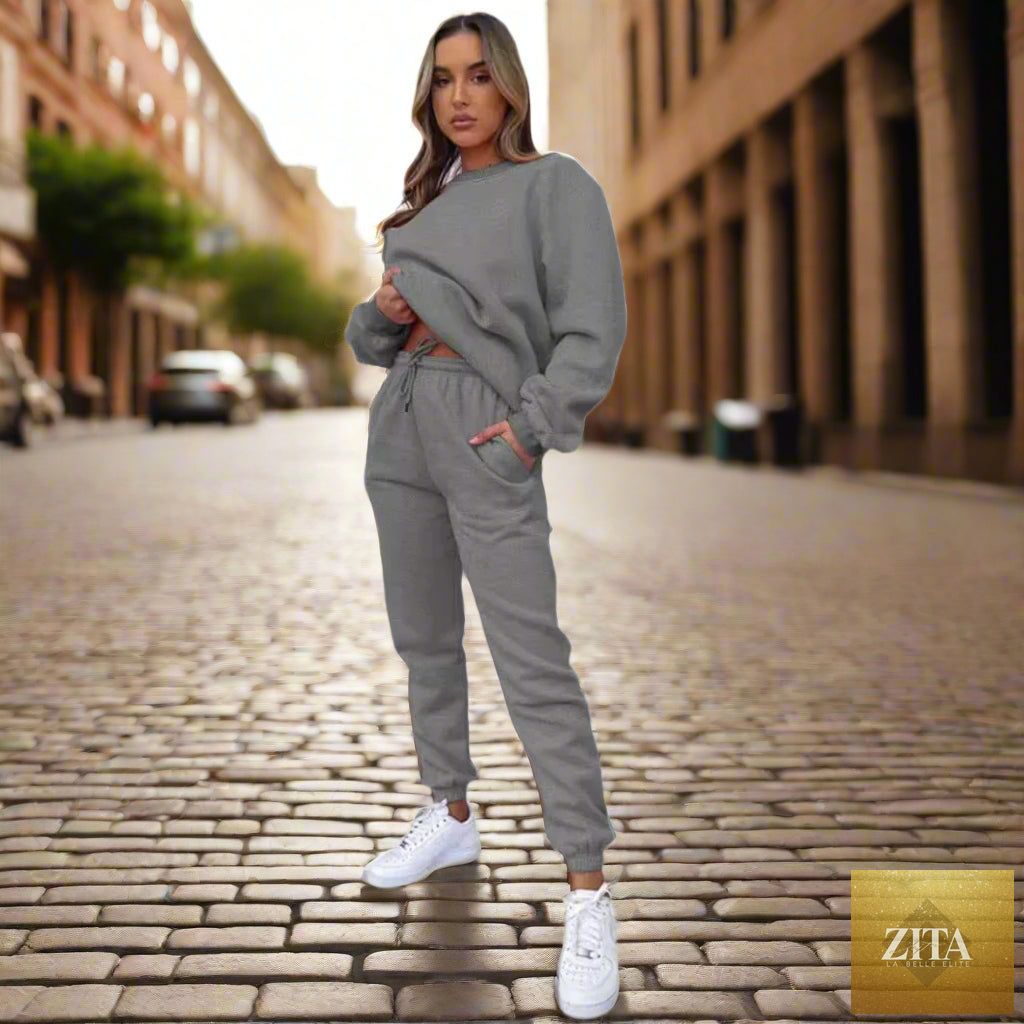 Women's oversized drop-shoulder sweatshirt and jogger pants sweatsuit set by MERIDGE, featuring a relaxed fit and comfortable fabric.