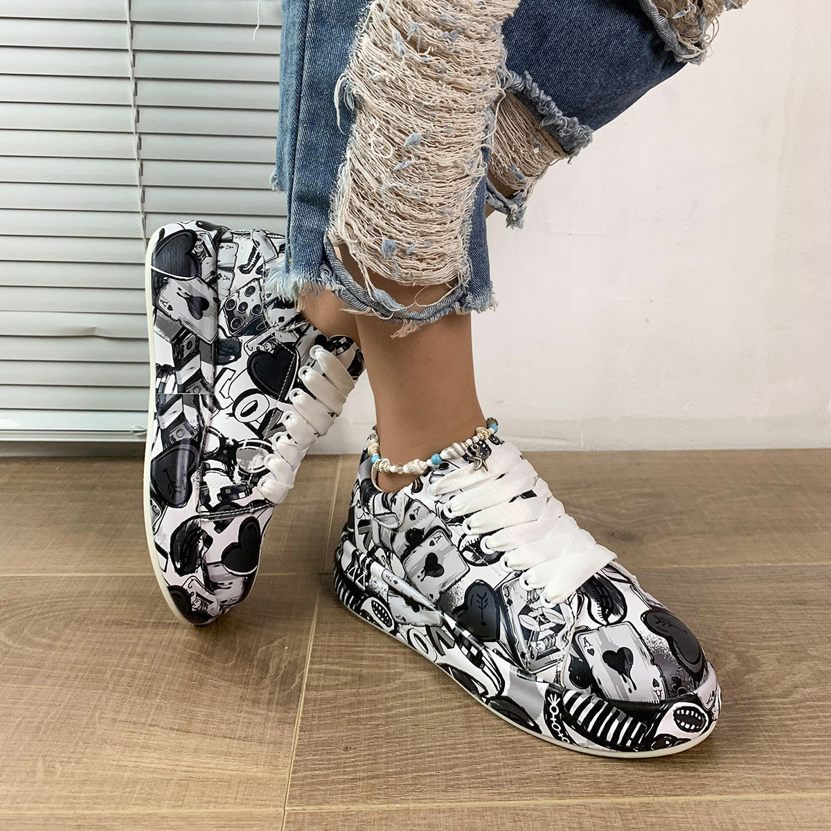 Women's FitiqueFit round-toe lace-up sneakers with thick soles and casual print design, suitable for everyday wear.