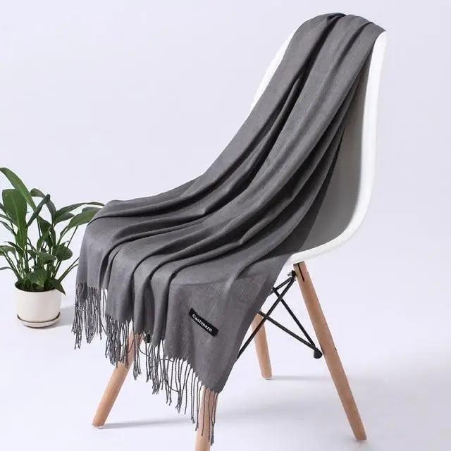 Stevvex winter women's long scarf, soft warm wrap with a stylish touch, ideal for cold weather and layered fashion looks.