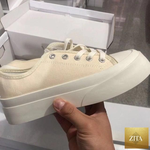 Women's Stevvex white canvas sneakers featuring a flat design, platform sole, low-top style, ideal for casual and athletic wear.