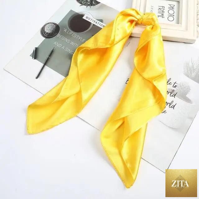 Stevvex multi-functional square silk scarf 60x60cm as headband, hairband, or neck accessory, made of satin with versatile styling options.
