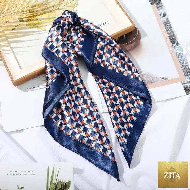 Stevvex multi-functional square silk scarf 60x60cm worn as headband, hairband, or neck accessory, in elegant satin fabric.