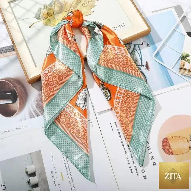 Stevvex multi-functional square silk scarf, 60x60cm, used as headband, hair accessory, or neck scarf, in elegant satin fabric.