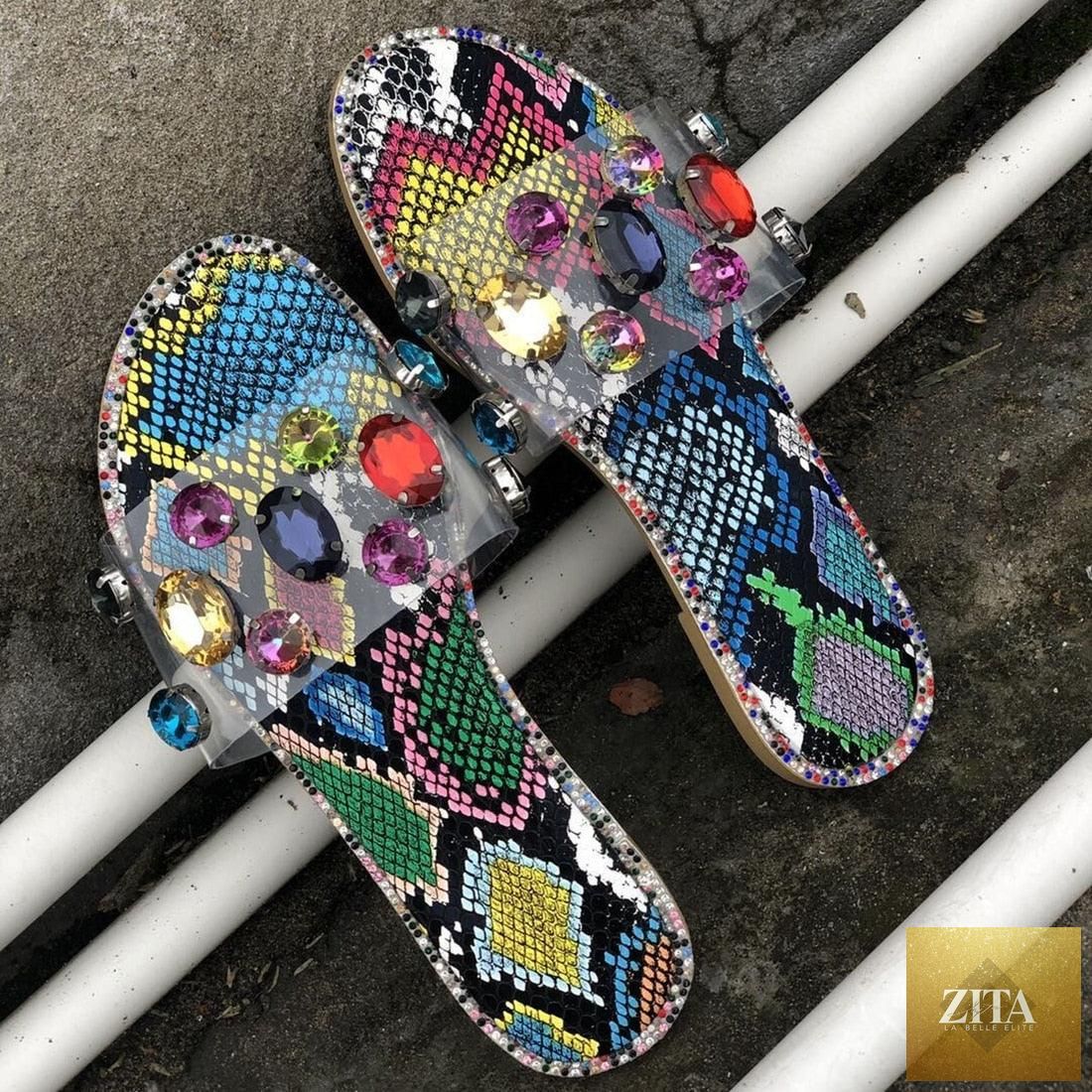 Stevvex women’s open-toe flip flops with rhinestone accents, flat casual slide sandals featuring clear rhinestones and slip-on style.