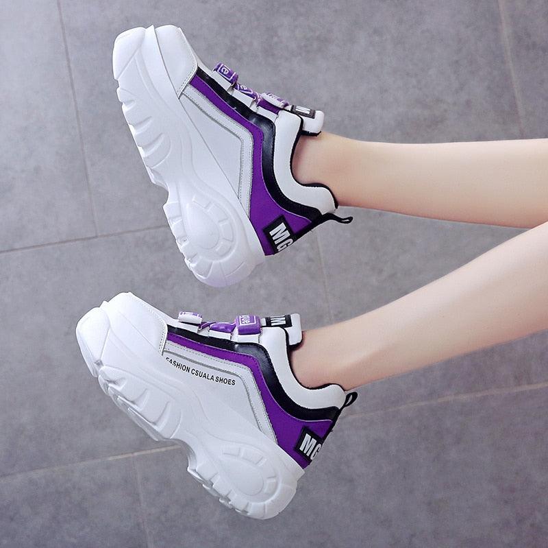 White and black chunky women's sneakers by Stevvex with thick soles, suitable for casual autumn and winter walking.