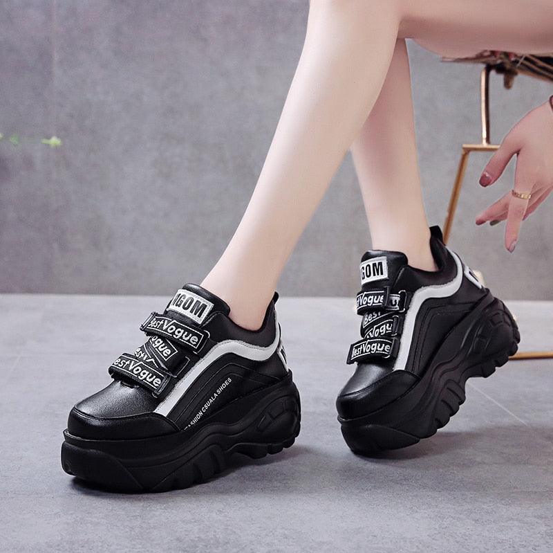 Stevvex women's chunky sneakers with thick soles in white and black, ideal for casual autumn and winter walking.