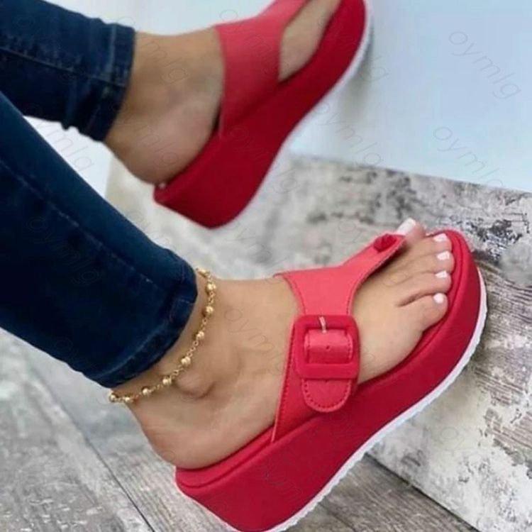 Women’s summer leather sandals with buckle straps, platform design, clip toes, non-slip soles, perfect for casual beachwear.