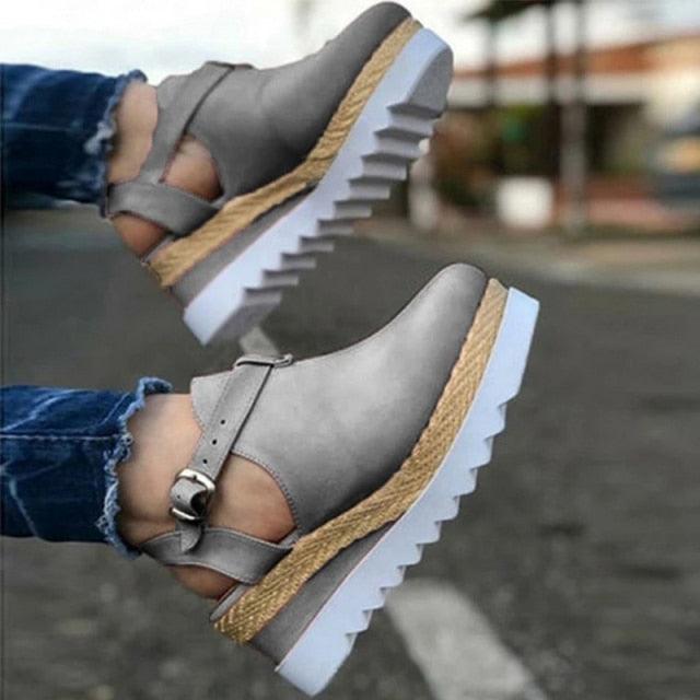 Stevvex women's vintage flat sandals with buckle straps, straw thick soles, and platform design, ideal for retro and party styles.