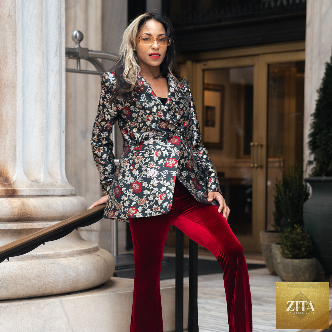 ARIAR Krimére Blazer, tailored women's blazer in dark fabric with a notched collar and button front, stylish and professional.