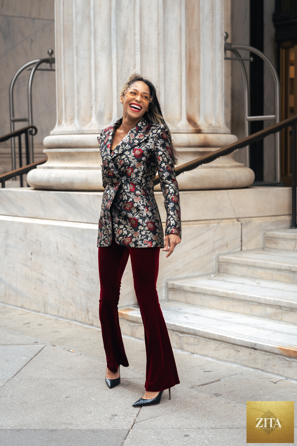 ARIAR Krimére blazer, tailored women's blazer in black fabric, featuring a classic lapel collar and sleek design.