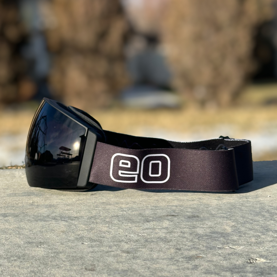 Eastern Outer MACH SCHNELL MAG photochromic ski and snowboard goggles in black, featuring a dark profile lens for versatile visibility
