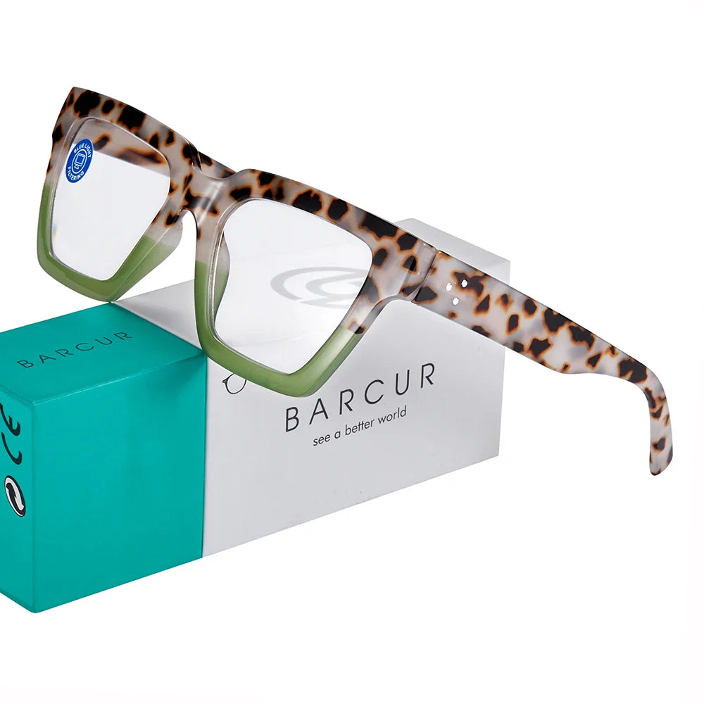 Stevvex leopard pattern reading glasses for women and men, stylish clear prescription eyewear with fashionable color options.