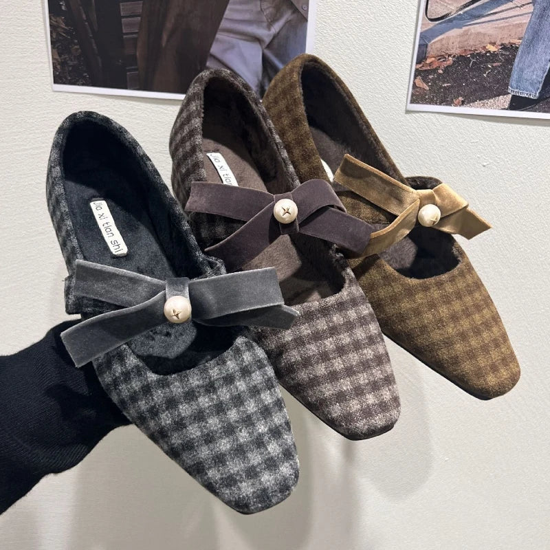 Elegant women's Mary Jane shoes with chunky heels, bowknot, pearls, plaid print, suitable for autumn fashion and parties.