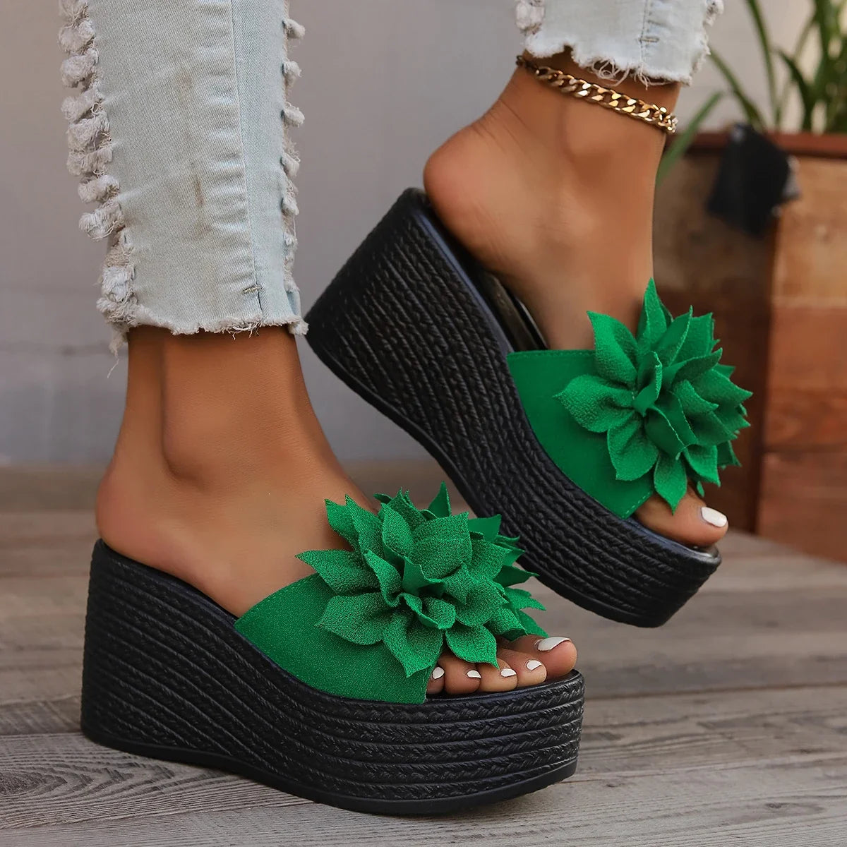 Women’s platform slippers with floral design, high wedge heels, casual summer beach sandals, fashion footwear for women.
