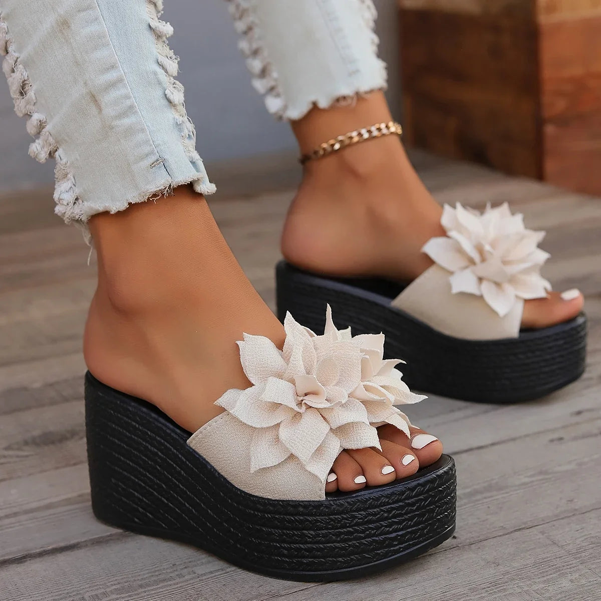 Women’s platform beach slippers with floral design, casual summer wedge sandals, high heel slippers for women.