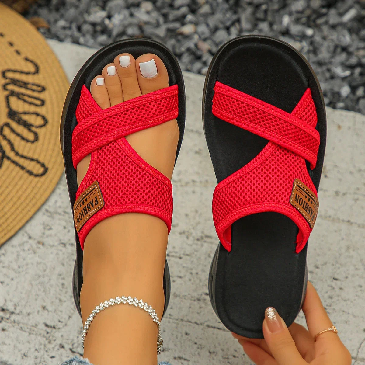 Women’s lightweight flat slippers with soft soles, casual summer outdoor sandals, versatile beach slides for women.