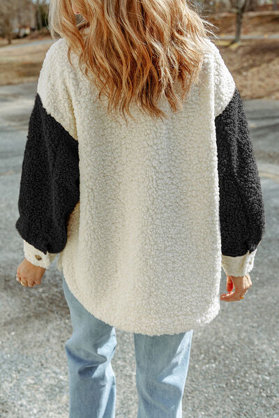 Women’s Stevvex Sherpa jacket with button closure, collared neck, and retro style, featuring a cozy, plush texture.