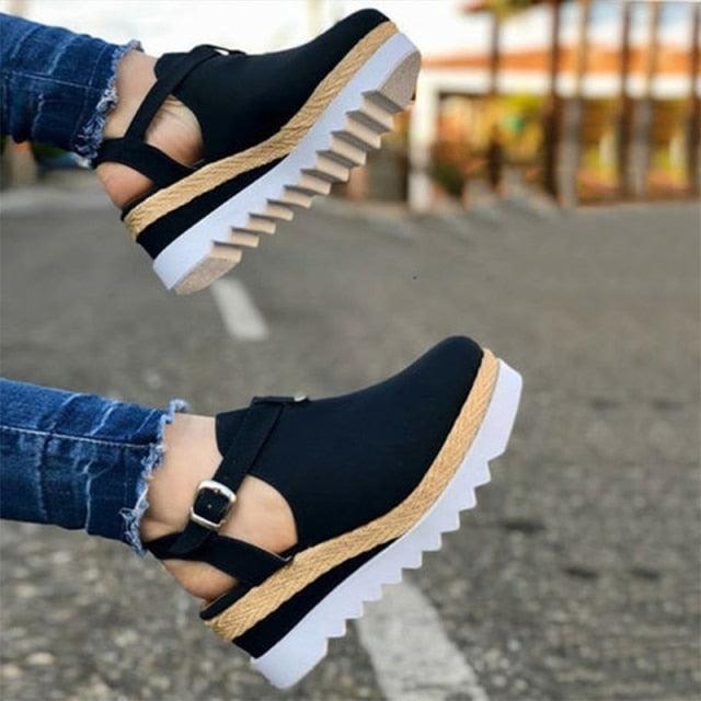 Women’s vintage Stevvex sandals with buckle straps, straw thick soles, platform flats, and retro flatform design for women.