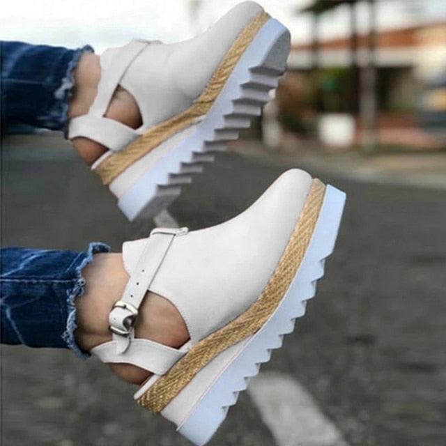 Women’s vintage Stevvex sandals with buckle straps, straw thick soles, platform flats, and retro flatform design.